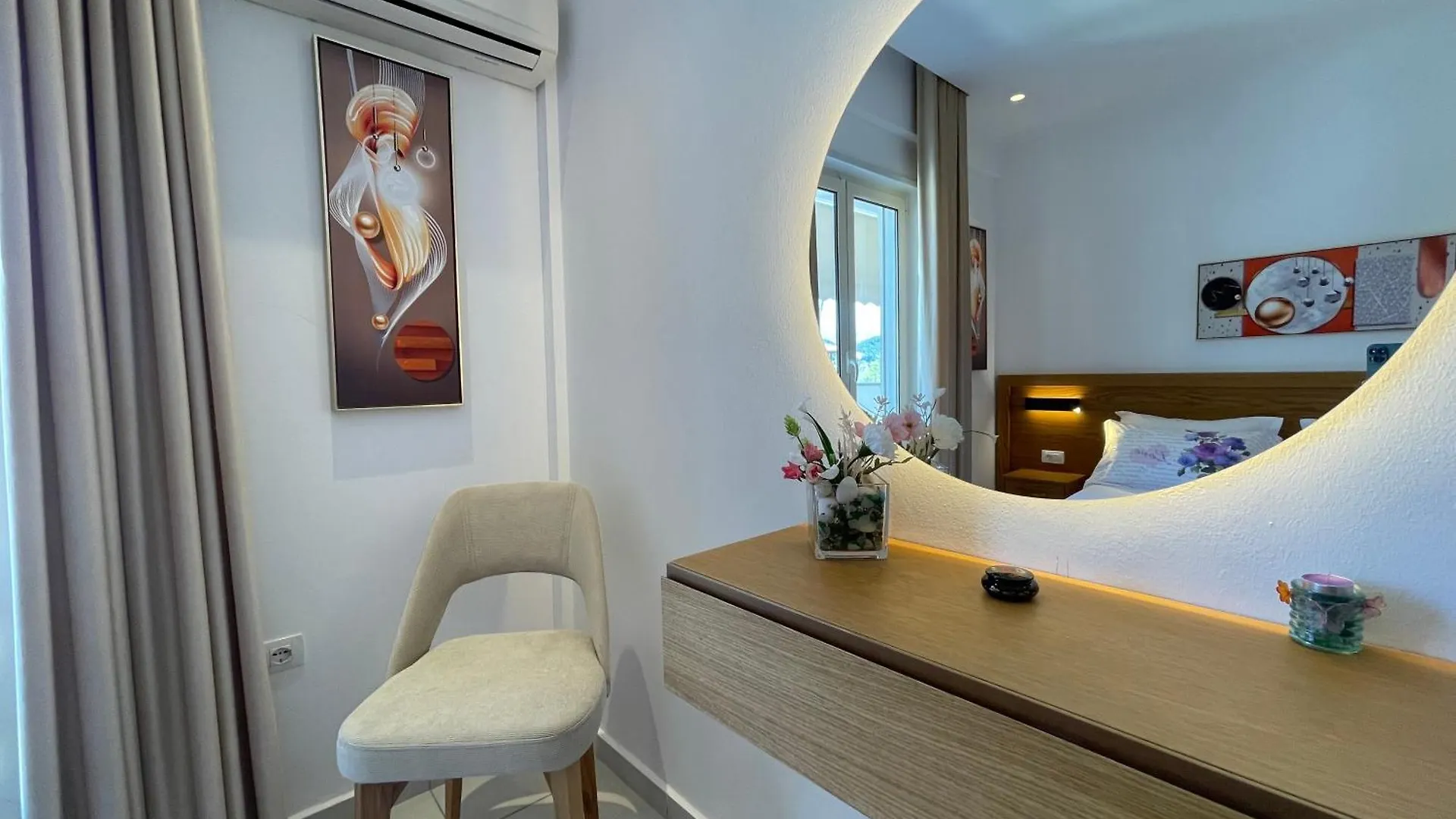 George Apartments Himare 0*,